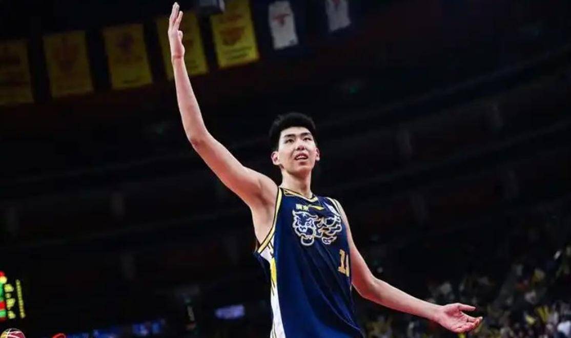 广厦男篮训练开放日，今夜单刀错失引欢呼，CBA常规赛在即，纪律约束更严格的简单介绍