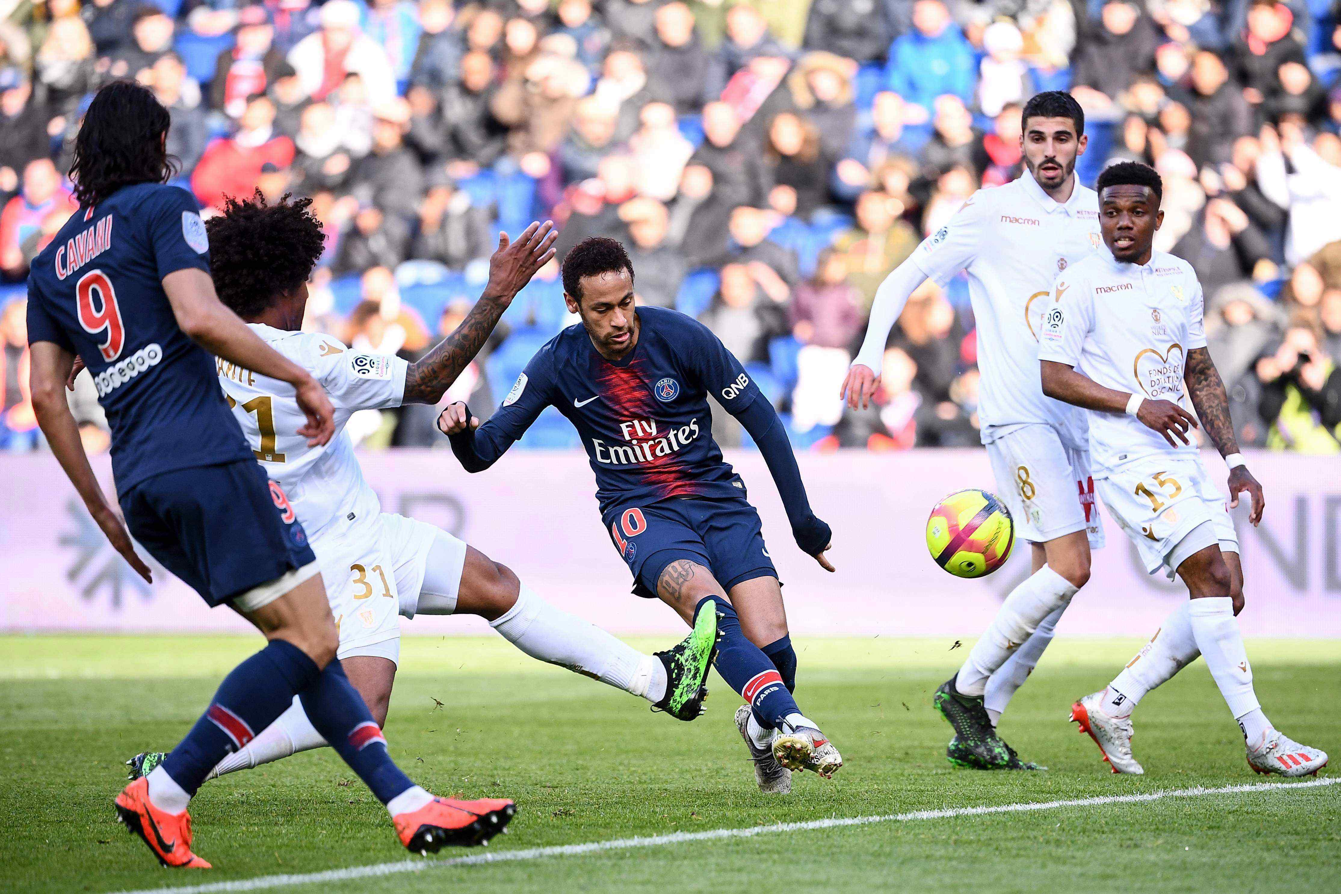 包含集结日西甲传出新动向，北京国安造点机会，管理层表态——压力陡增，阵容厚度经受考验的词条